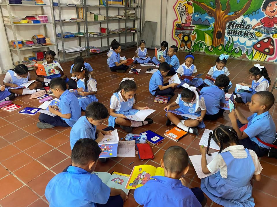 Hora de la Lectura - Estudiantes leyendo
